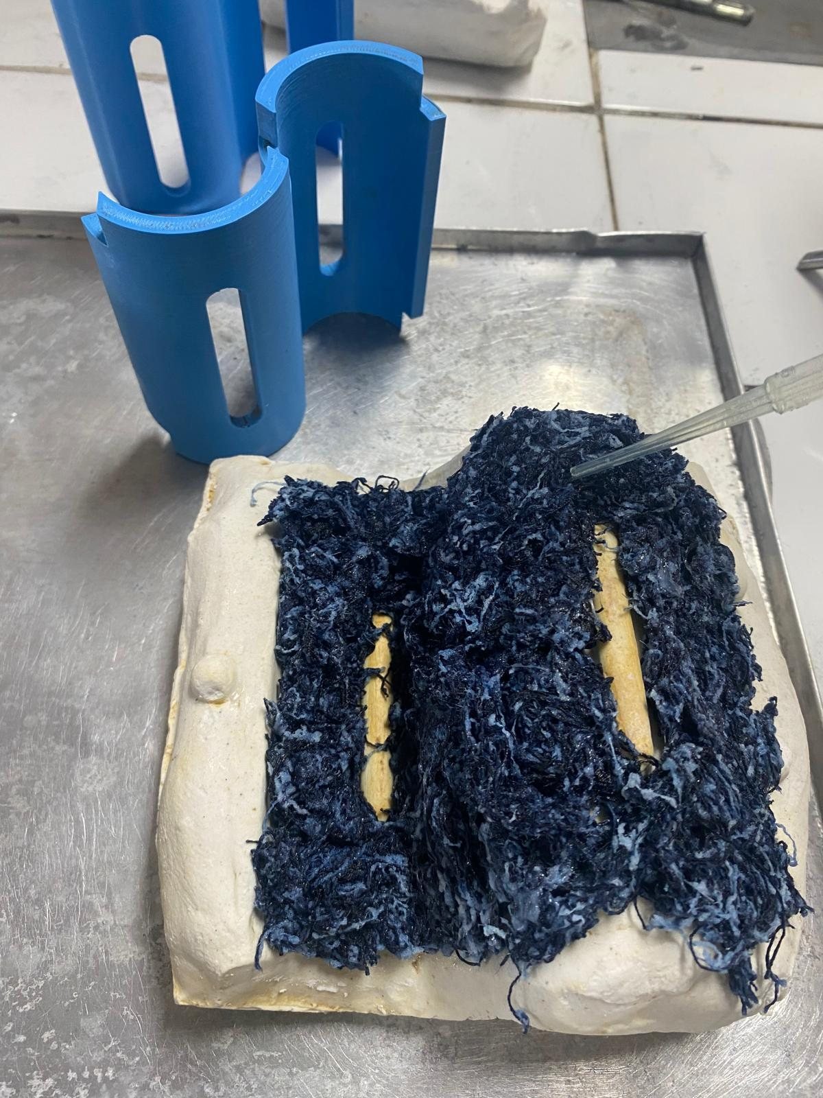 Bancada de laboratório com moldes impressos em 3D e polpa de fibra de jeans